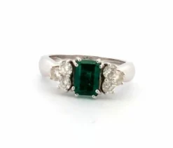Bague en or blanc avec émeraude et diamants