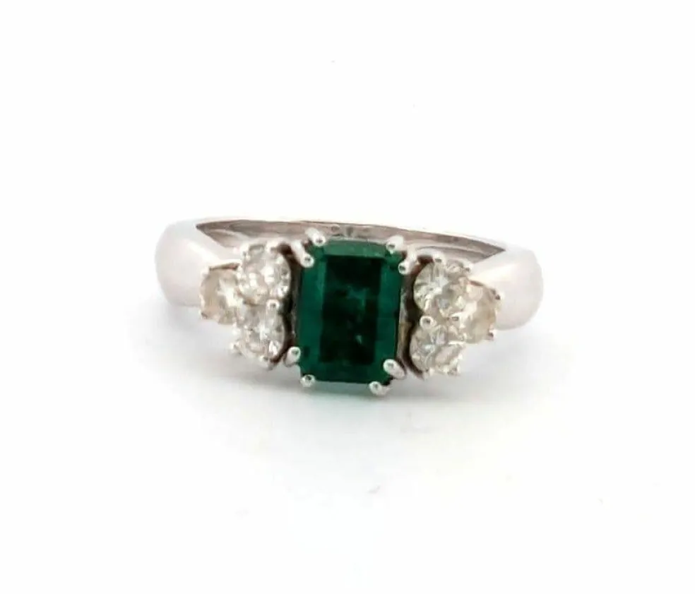 Bague en or blanc avec émeraude et diamants