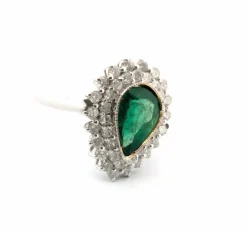 Bague en or blanc avec émeraude centrale et diamants environnants