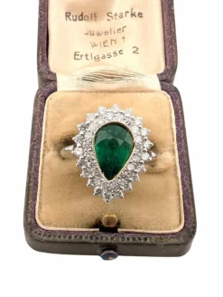 Bague en or blanc avec émeraude centrale et diamants environnants