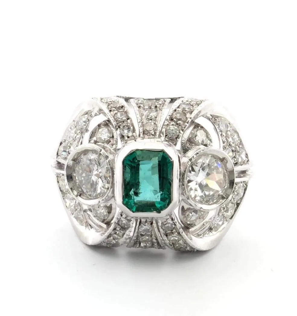 Bague en or blanc avec émeraudes et diamants