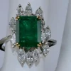 Bague en or blanc avec émeraude et diamant marquise