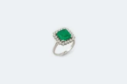 Bague en or blanc avec émeraude et diamants