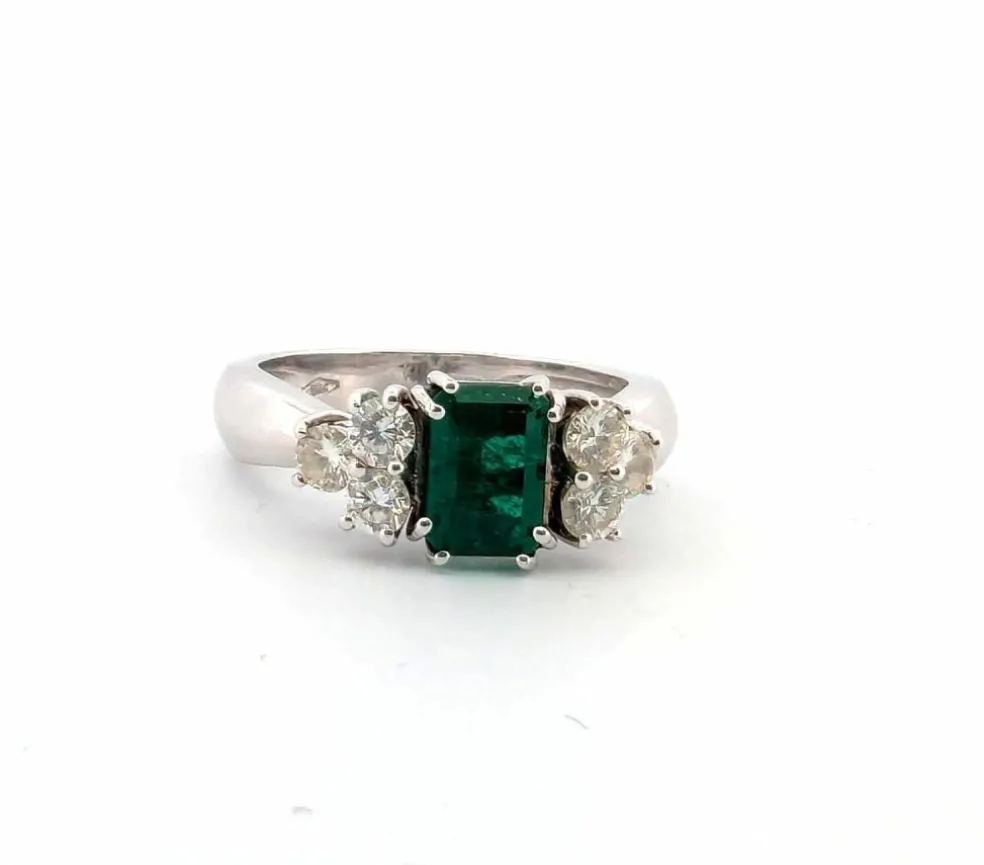Bague en or blanc avec émeraude et diamants