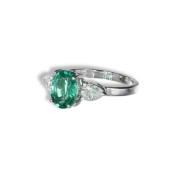 Bague en or blanc avec émeraude centrale et diamants
