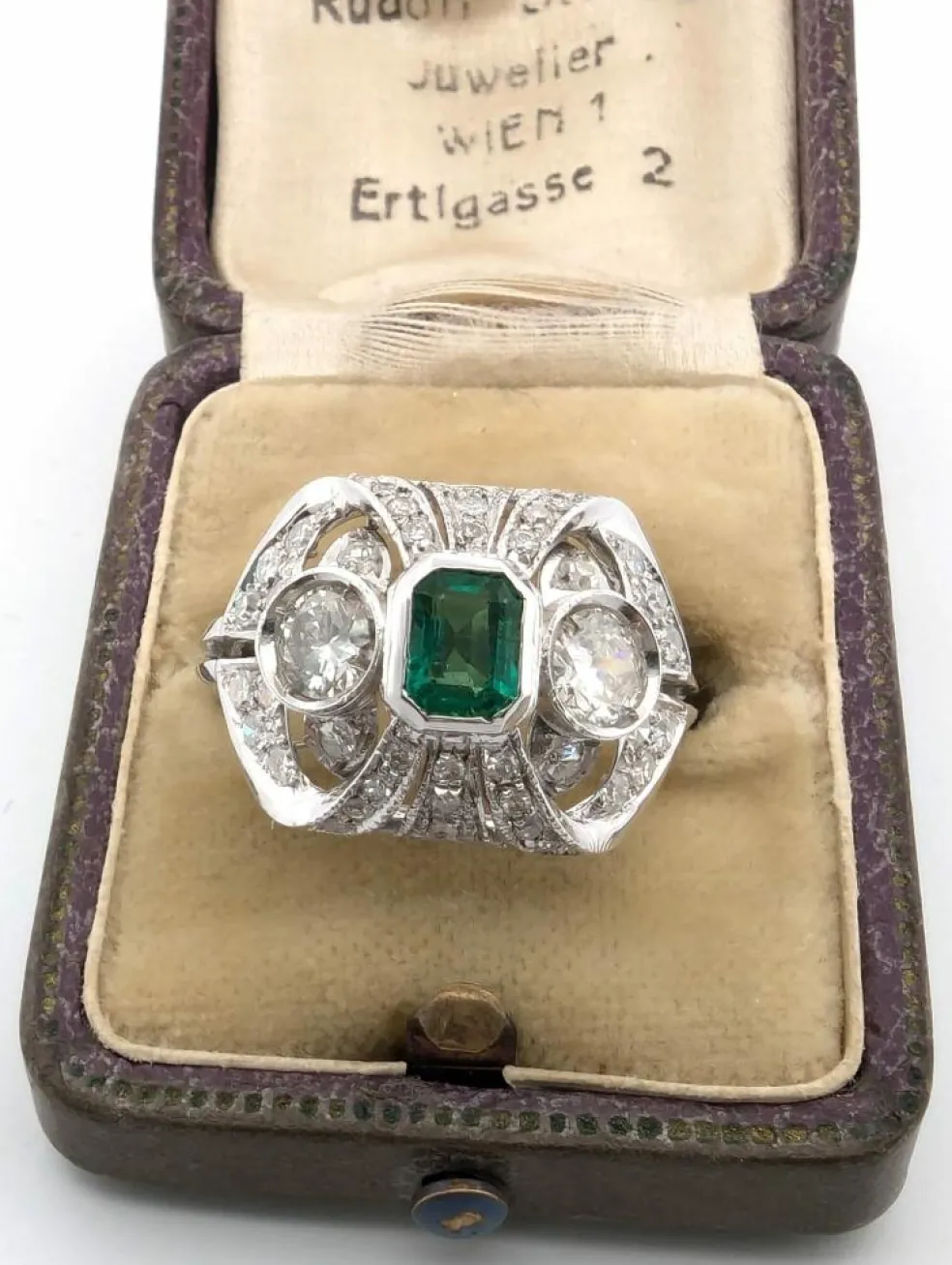 Bague en or blanc avec émeraudes et diamants