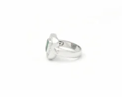 Bague en or blanc avec émeraude et diamants