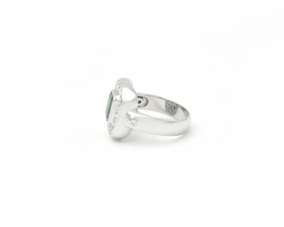 Bague en or blanc avec émeraude et diamants
