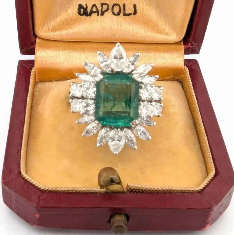 Bague en or blanc avec émeraudes taille octogonale et diamants