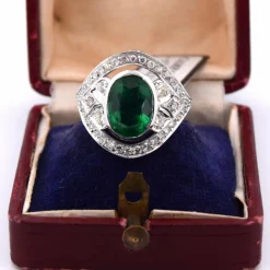 Bague en or blanc avec émeraude et diamants