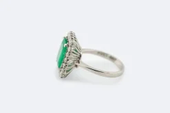 Bague en or blanc avec émeraude et diamants