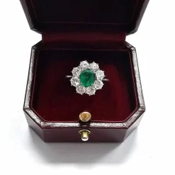 Bague en or blanc avec émeraude et diamants
