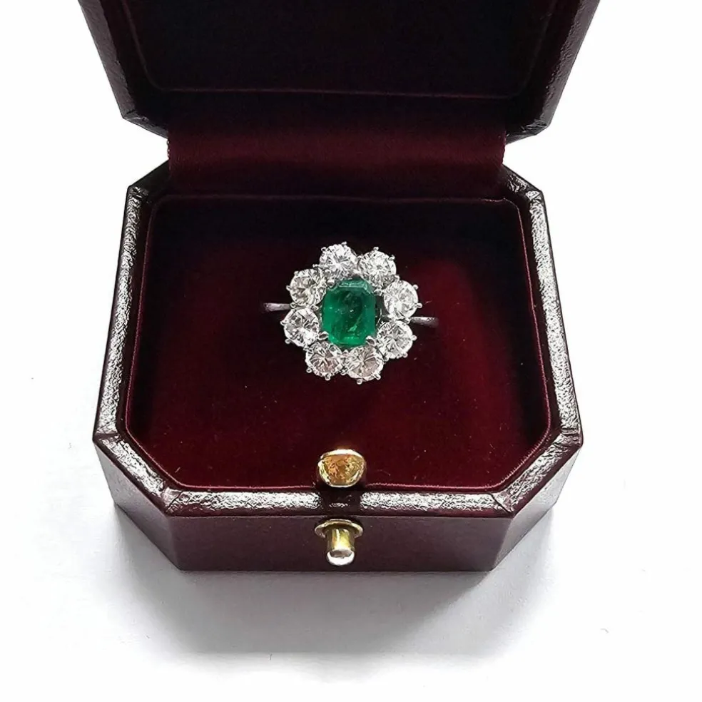 Bague en or blanc avec émeraude et diamants
