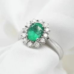 Bague en or blanc avec émeraude de Colombie