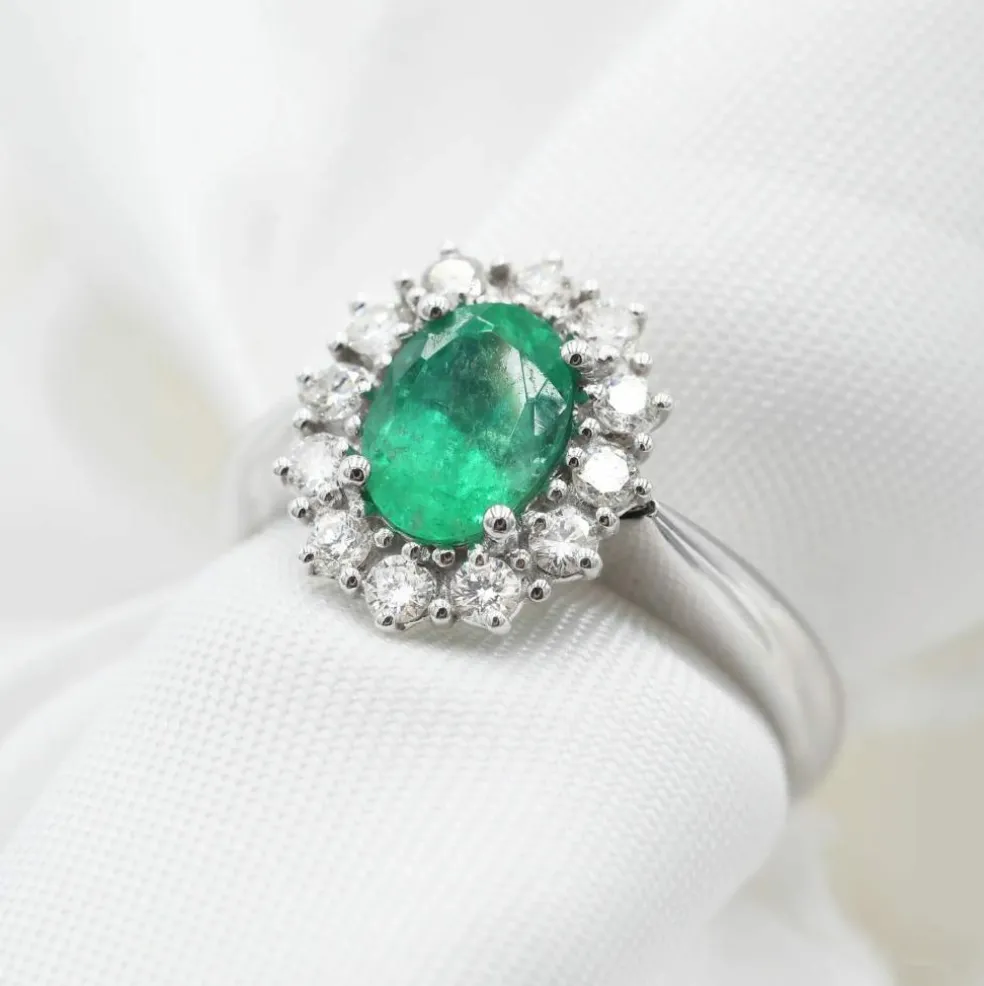 Bague en or blanc avec émeraude de Colombie