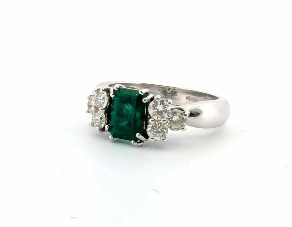 Bague en or blanc avec émeraude et diamants