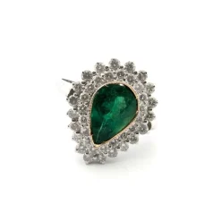 Bague en or blanc avec émeraude centrale et diamants environnants