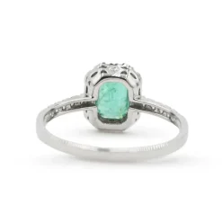 Bague en or blanc avec émeraude zambienne de 0,98 et diamants