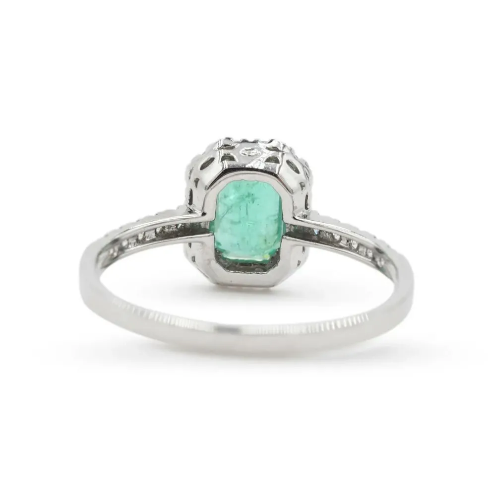 Bague en or blanc avec émeraude zambienne de 0,98 et diamants