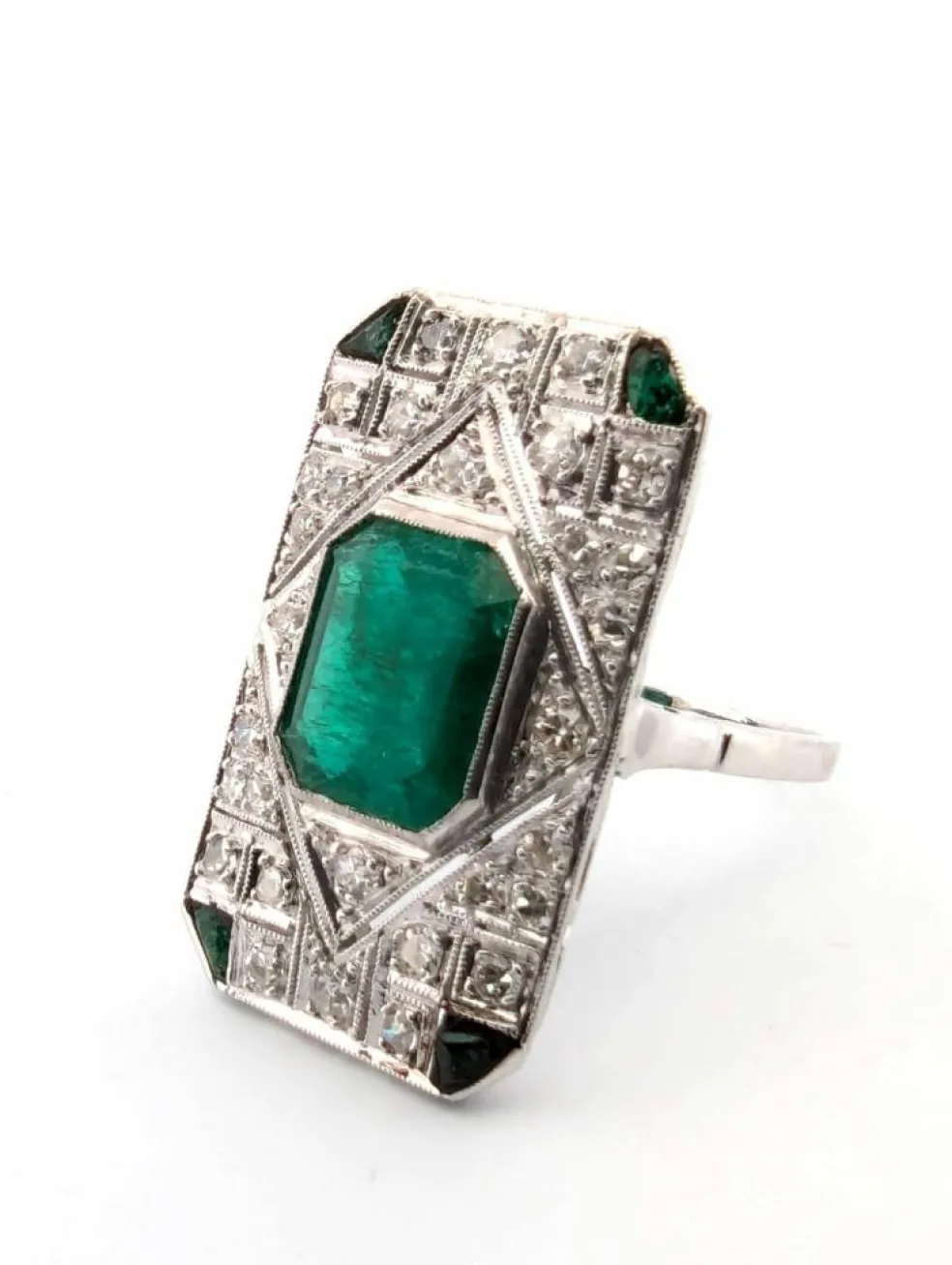 Bague en or blanc avec émeraudes et diamants