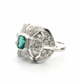 Bague en or blanc avec émeraudes et diamants