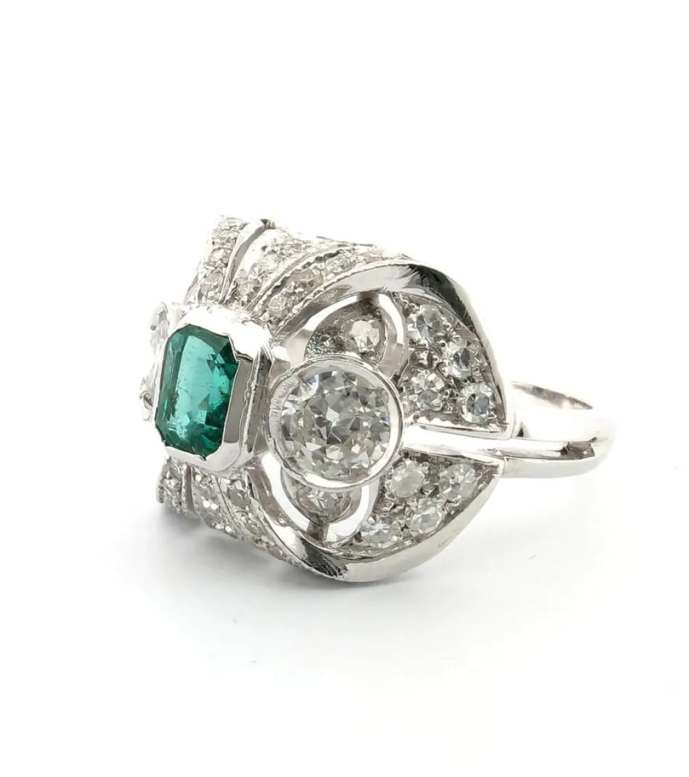 Bague en or blanc avec émeraudes et diamants