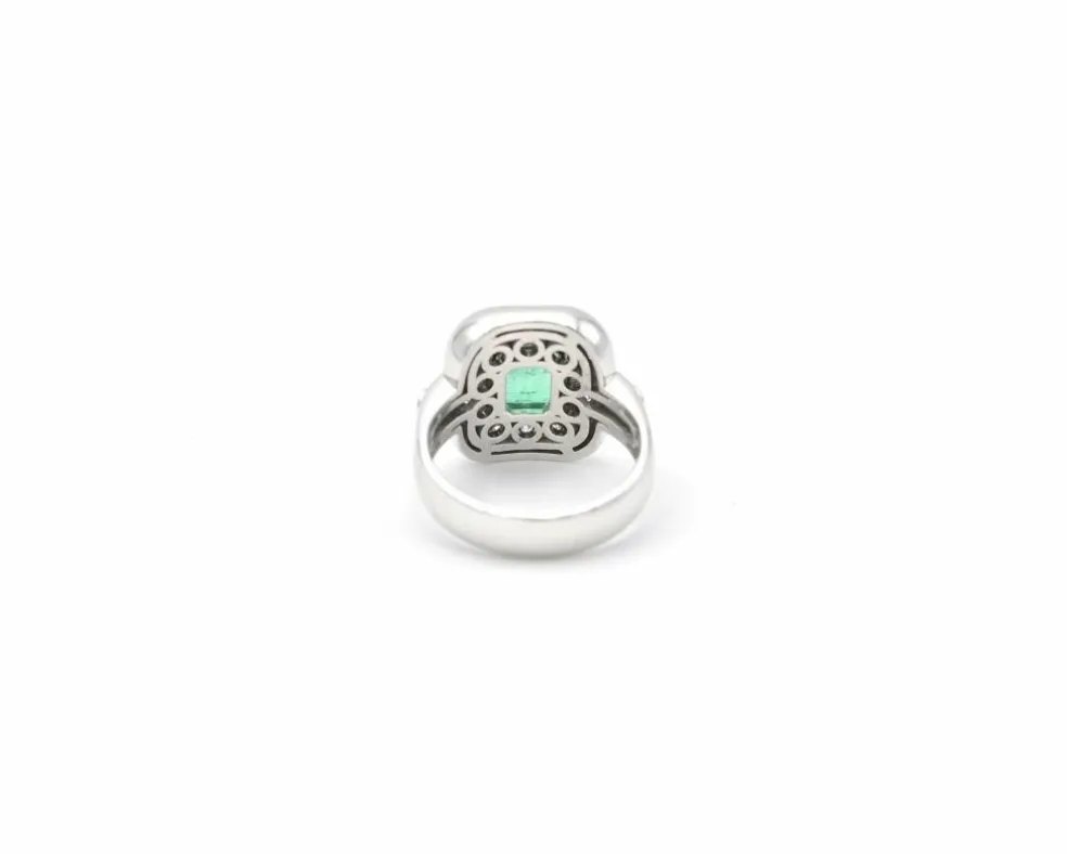 Bague en or blanc avec émeraude et diamants