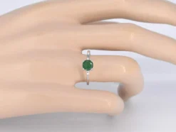 Bague en or blanc avec émeraude