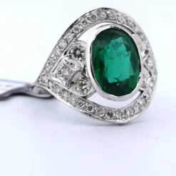 Bague en or blanc avec émeraude et diamants