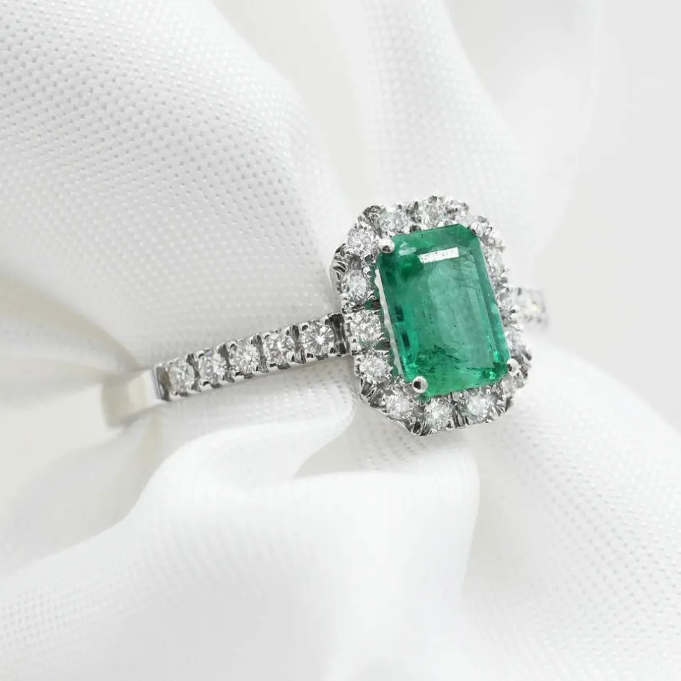 Bague en or blanc avec émeraude zambienne de 0,98 et diamants