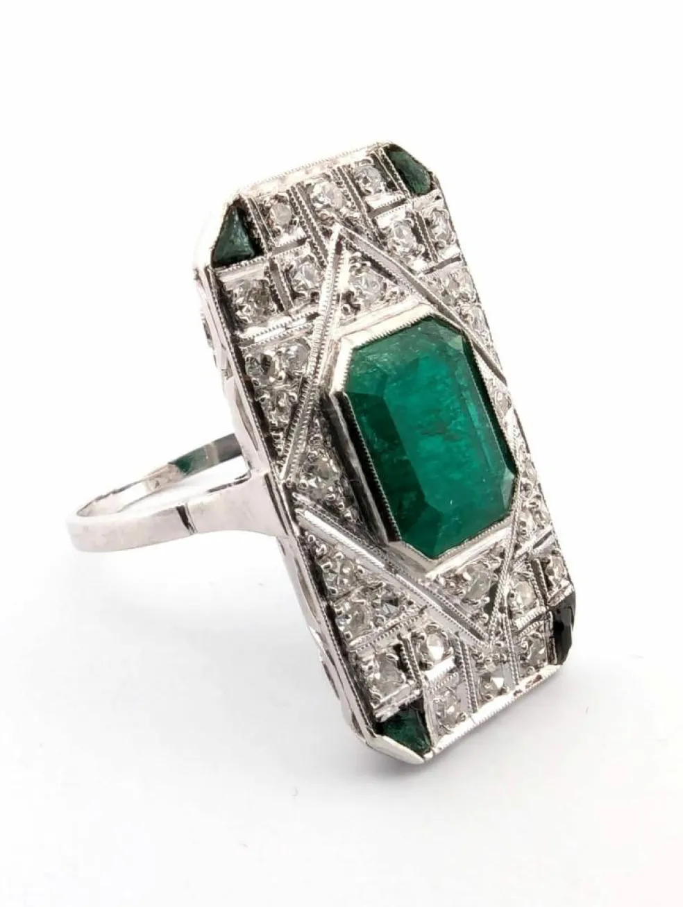 Bague en or blanc avec émeraudes et diamants