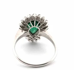 Bague en or blanc avec émeraude centrale et diamants environnants