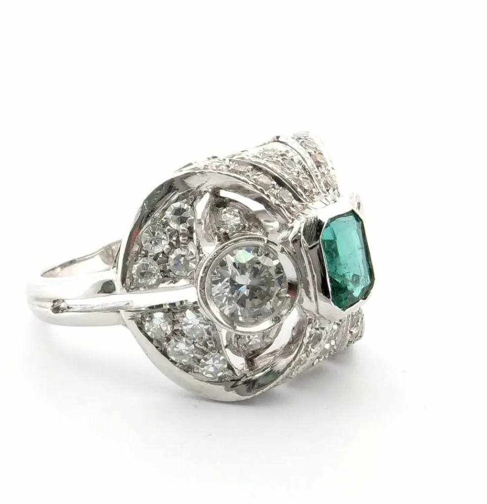 Bague en or blanc avec émeraudes et diamants