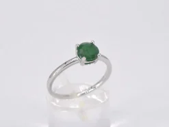 Bague en or blanc avec émeraude