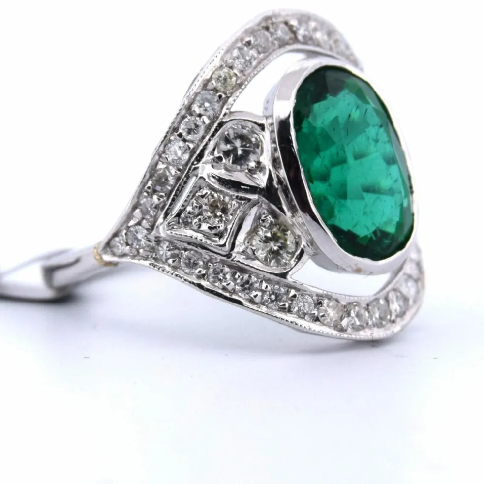 Bague en or blanc avec émeraude et diamants