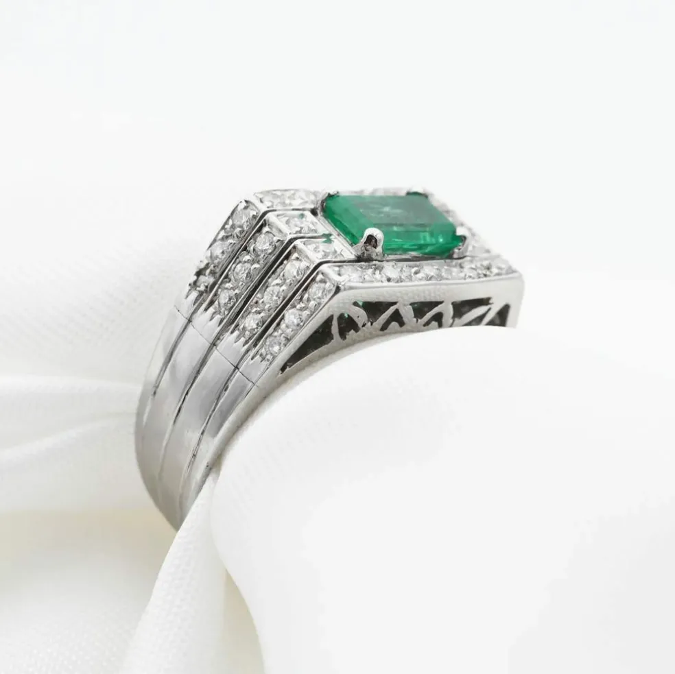 Bague en or blanc avec émeraude et diamants