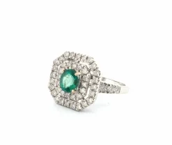 Bague en or blanc avec émeraude centrale et diamants environnants
