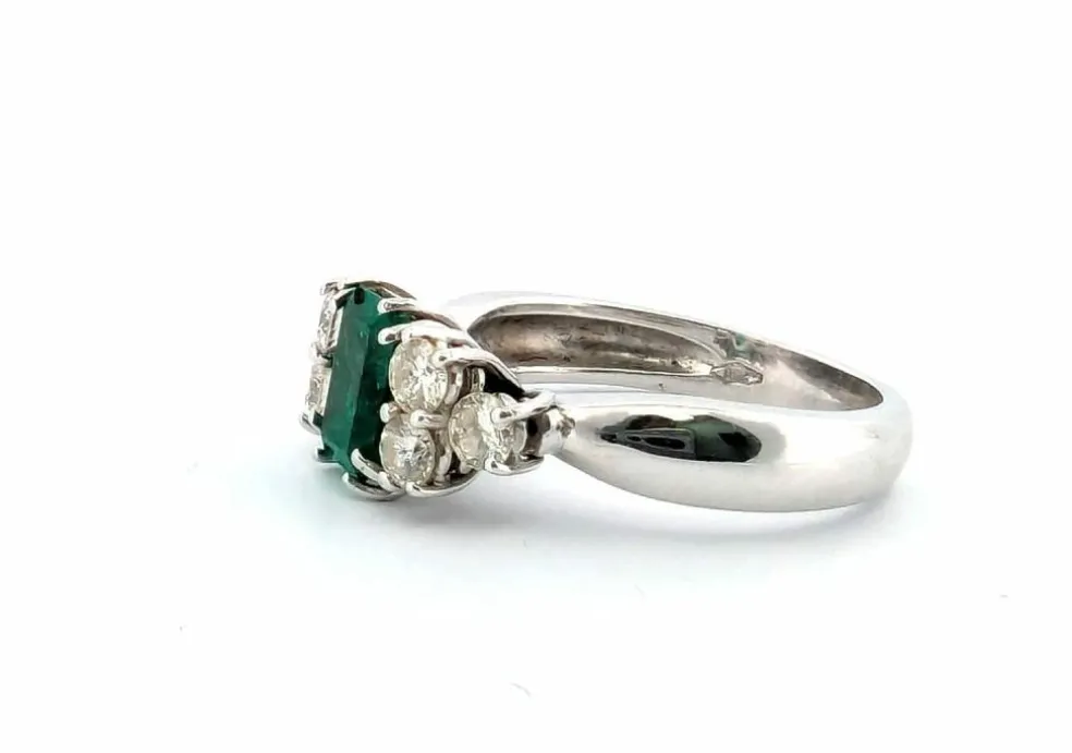 Bague en or blanc avec émeraude et diamants