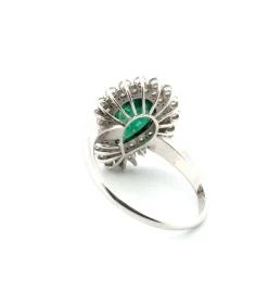 Bague en or blanc avec émeraude centrale et diamants environnants