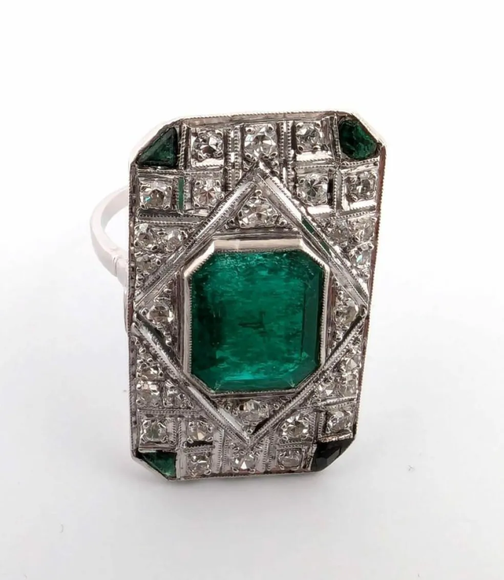 Bague en or blanc avec émeraudes et diamants