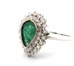 Bague en or blanc avec émeraude centrale et diamants environnants