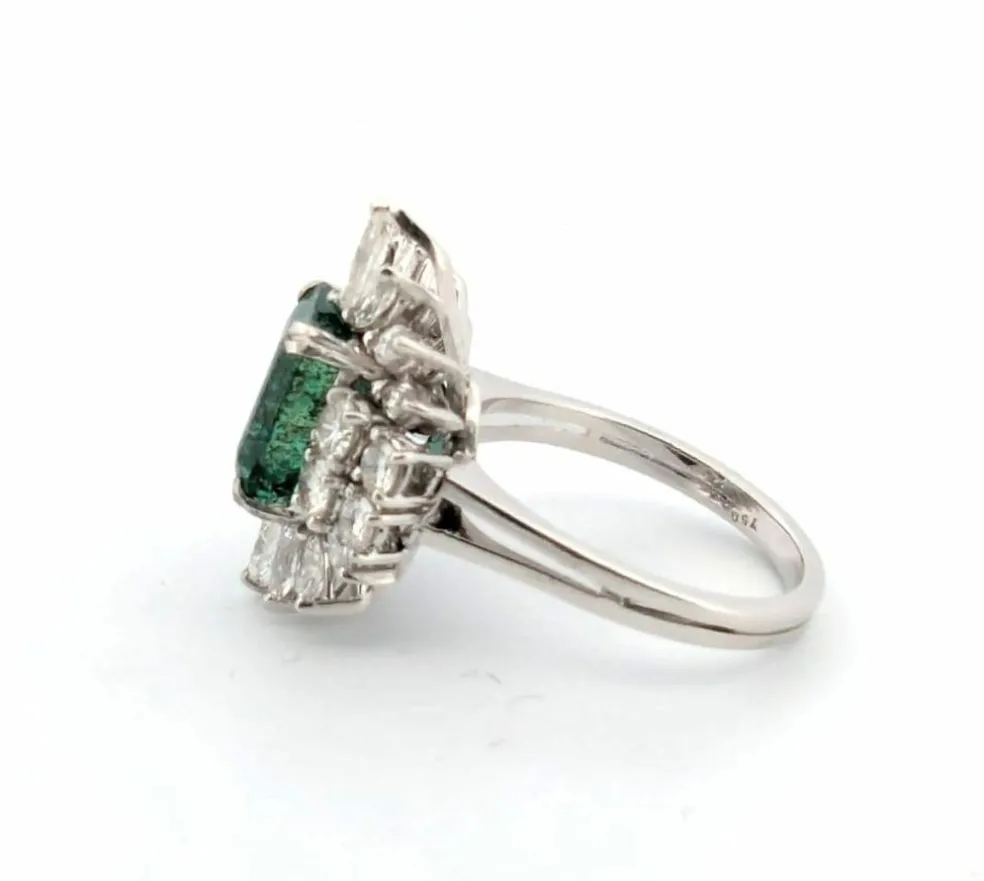 Bague en or blanc avec émeraudes taille octogonale et diamants