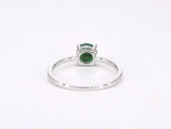 Bague en or blanc avec émeraude