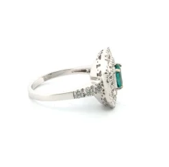 Bague en or blanc avec émeraude centrale et diamants environnants