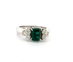 Bague en or blanc avec émeraude et diamants