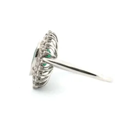 Bague en or blanc avec émeraude centrale et diamants environnants