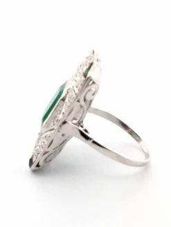 Bague en or blanc avec émeraudes et diamants