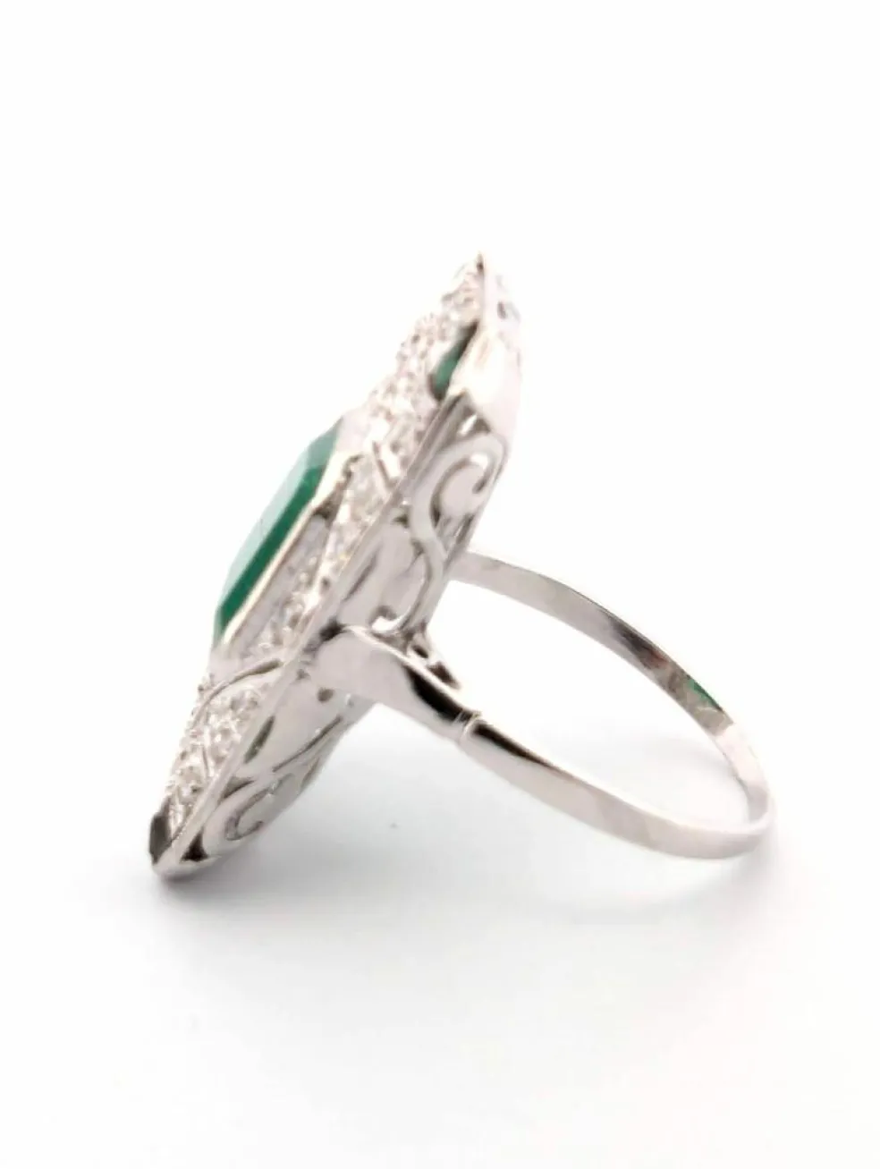Bague en or blanc avec émeraudes et diamants