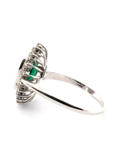 Bague en or blanc avec émeraude centrale et diamants environnants