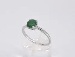 Bague en or blanc avec émeraude